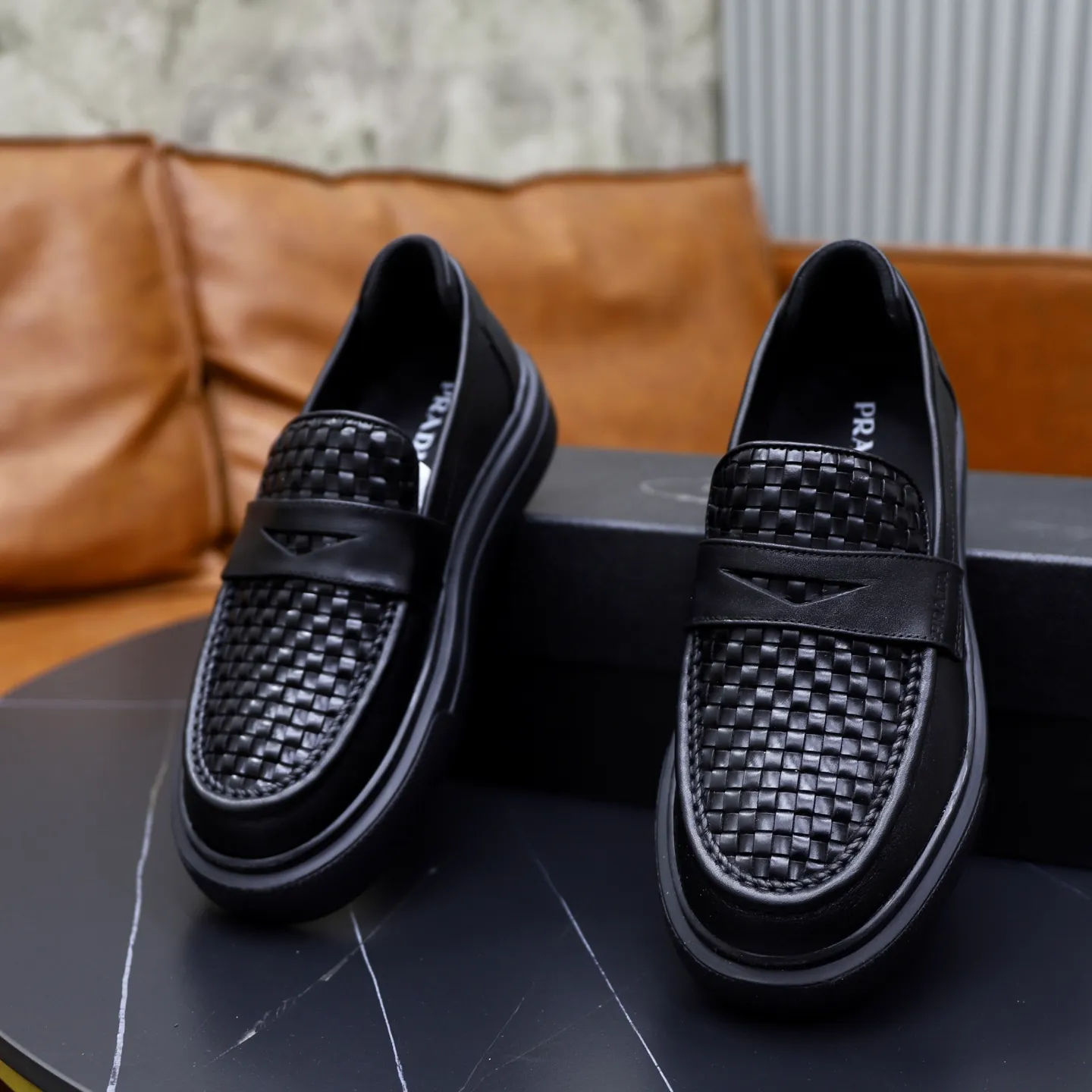 Ex-factory price: 500💰🙅‍♂️🙅‍♂️🙅‍♂️ Brand: PRADA Standard code: Men's code 38-44 (45 can be customized) Grade: Same style as the official website Original order quality Material: Original cowhide surface Comfortable lining Original outsole Style category: Men's fashionable casual leather shoes Distinguished big-name luxury elements Top luxury Color: Color of the actual picture